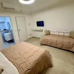 Helena's House Apartman *