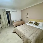 Helena's House Apartman *