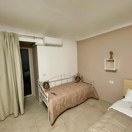 Helena's House * Katánie