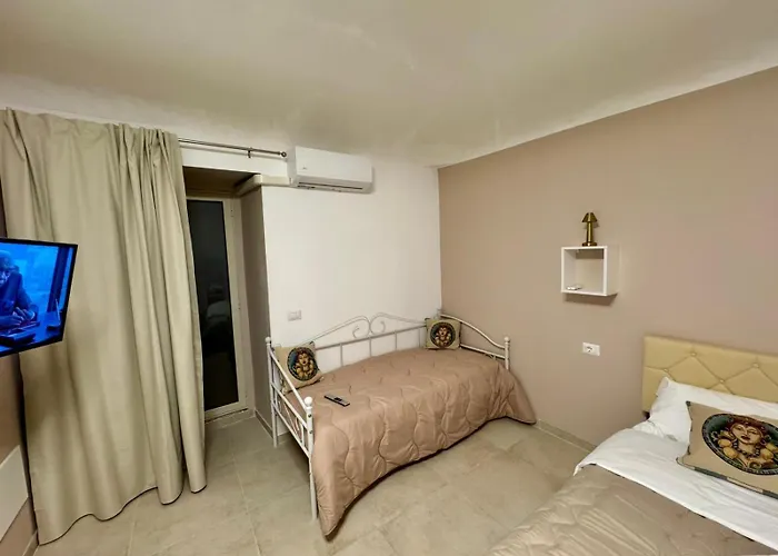 Helena's House * Katánie